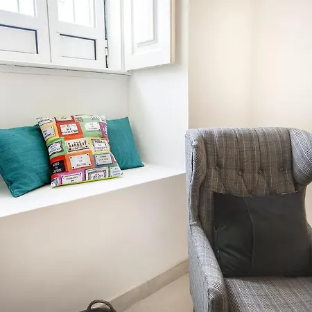 Lovelystay - Castle Hill Apartman
