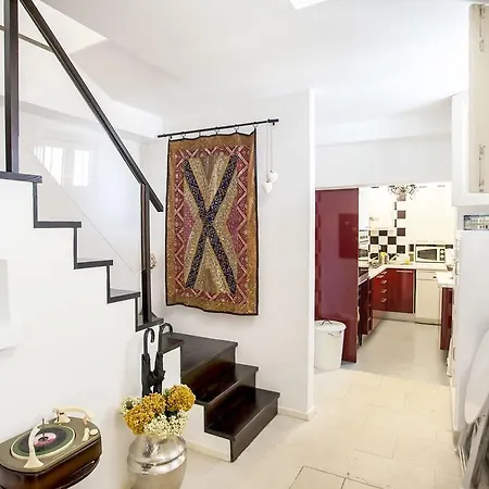Lovelystay - Castle Hill Apartman